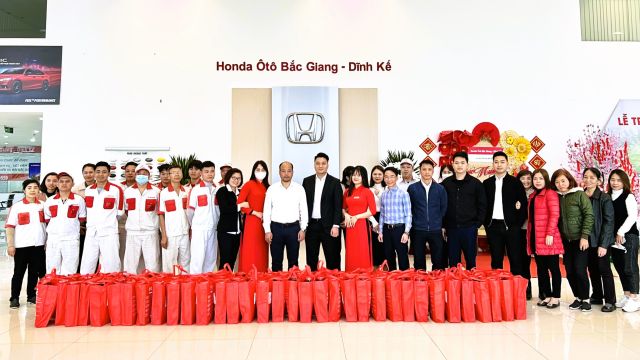 Ban lãnh đạo Công ty Honda Ôtô Bắc Giang trao quà Tết cho nhân viên